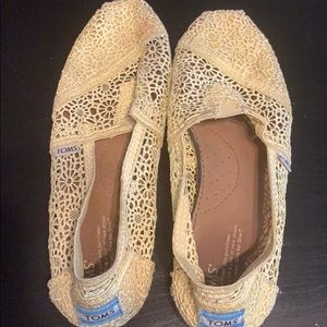 Yellow lace Tom’s
